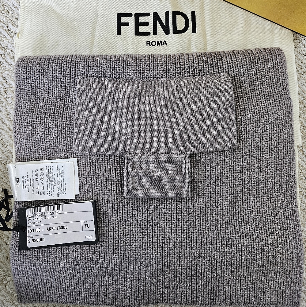 NWT Fendi Tortora knitted scarf